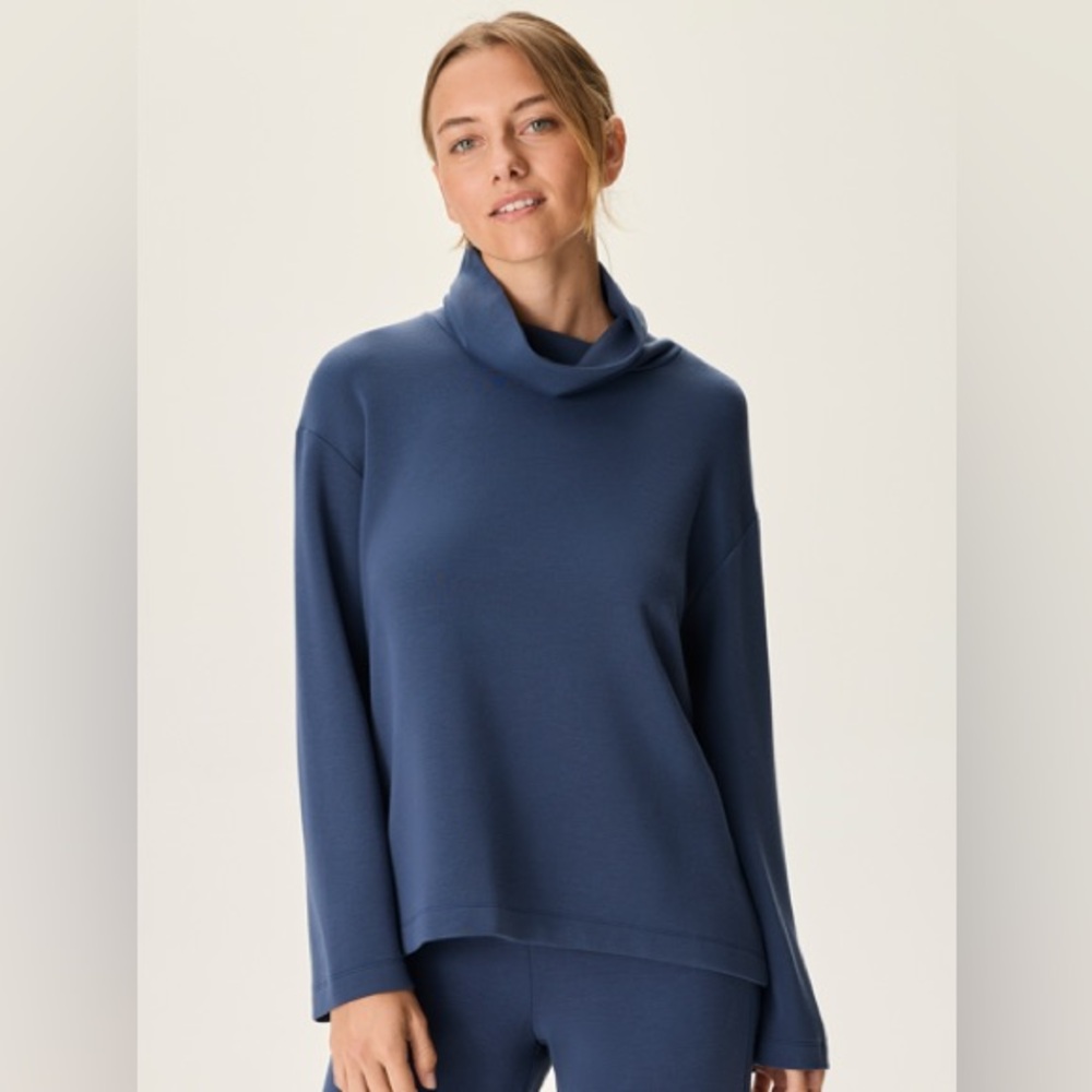 Outdoor Voices Ladies  Stratus Funnel Neck in Dark Sky. Medium.